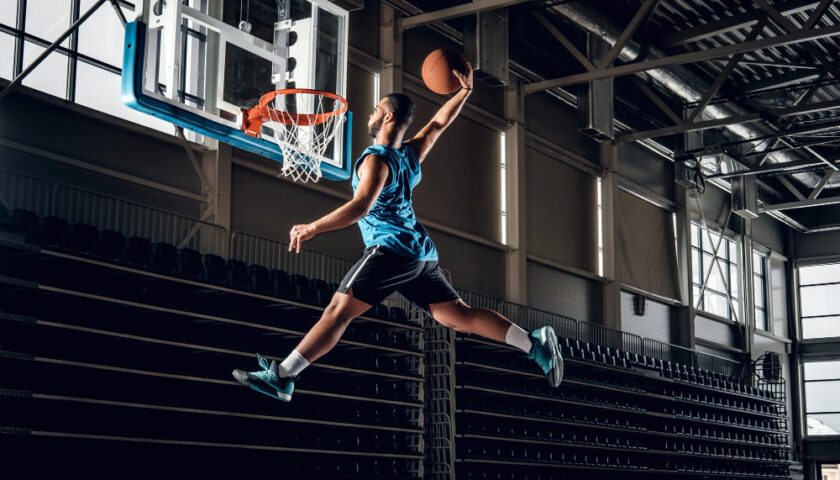 un joueur faisant un dunk